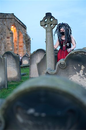 Goth Festival, Whitby, North Yorkshire. Deux fois par an en avril et en octobre, les Goths de toute l'Europe se réunissent dans la ville côtière de Whitby, pour célébrer la tradition gothique. Photographie de stock - Rights-Managed, Code: 862-05997558