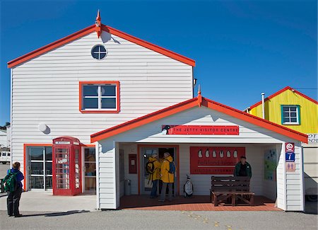 The colourful visitor centre on the queue at Stanley, the capital of the Falkland Islands. The place was named after Lord Stanley, a British Colonial Secretary in the 19th century. Fotografie stock - Rights-Managed, Codice: 862-05997622