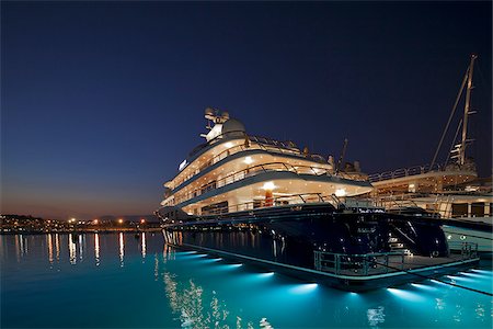 exclusivo - La Fontonne, Antibes, Provence Alpes Cote d'Azur, France. Luxury Superyacht -CakeWalk- moored in Port Vauban - Club Nautique d'Antibes at night with underwater lighting Foto de stock - Con derechos protegidos, Código: 862-05997674