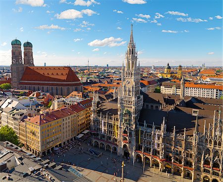 simsearch:649-08632724,k - Germany, Bavaria; Munich; Marienplatz; Overview of Town Hall (Rathaus) and Frauenkirche Foto de stock - Con derechos protegidos, Código: 862-05997765