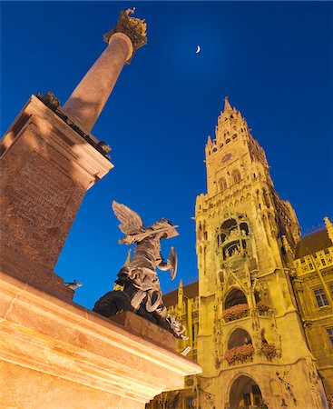 simsearch:862-05997765,k - Germany, Bavaria; Munich; Marienplatz; Low view of town hall (Rathaus) and St.Mary's column at dusk Fotografie stock - Rights-Managed, Codice: 862-05997768
