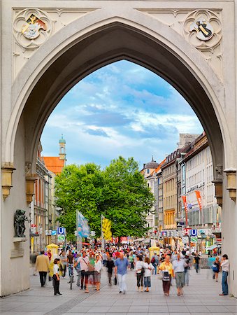 simsearch:862-05997765,k - Germany, Bavaria; Munich; Karlsplatz arch; pedestrian area Fotografie stock - Rights-Managed, Codice: 862-05997771