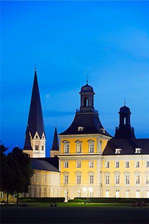 simsearch:862-08719098,k - Basilique de l'Europe, Allemagne, Westphalie, Rhénanie du Nord, Bonn, Université de Bonn et tour de Bonn Minster papale. Photographie de stock - Rights-Managed, Code: 862-05997822