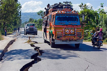 simsearch:400-06078492,k - The Caribbean, Haiti, earthquake fissures on the road between Port au Prince and Leogane, epicenter of the earthquake, January 2010 Fotografie stock - Rights-Managed, Codice: 862-05997839