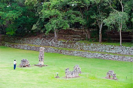 Amérique centrale, le Honduras, ruines de Copán, site archéologique Maya, ruines de Copán, site du patrimoine mondial de l'Unesco ; Tourisme en regardant les statues ruines Photographie de stock - Rights-Managed, Code: 862-05997858