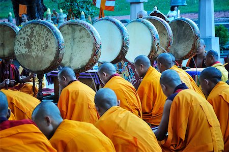 Tibetan monks in Bodhgaya, praying under the sacred Buddha banyan tree. It was here that the Buddha had the enlightenment. India Foto de stock - Con derechos protegidos, Código: 862-05997875