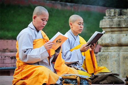Moines en prière dans le Temple de la Mahabodhi bouddhiste, patrimoine mondial de l'UNESCO, à Bodhgaya, en Inde Photographie de stock - Rights-Managed, Code: 862-05997884
