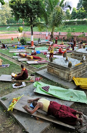 site historique national - Moines en prière dans le Temple de la Mahabodhi bouddhiste, patrimoine mondial de l'UNESCO, à Bodhgaya, en Inde Photographie de stock - Rights-Managed, Code: 862-05997880