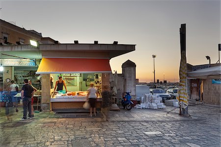 Italy, Apulia, Lecce district, Salentine Peninsula, Salento, Gallipoli, Fish market near the harbor Foto de stock - Con derechos protegidos, Código: 862-05997927