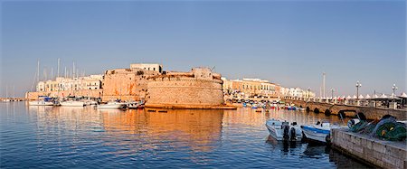 District d'Italie, Pouilles, Lecce, Salento, Salento, Gallipoli, vue sur la vieille ville fortifiée du port. Photographie de stock - Rights-Managed, Code: 862-05997935