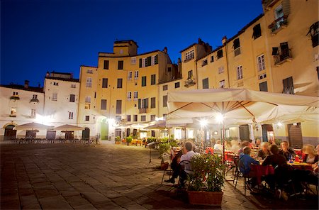 Italy, Tuscany, Lucca. Piazza dell' Anfiteatro in the last evening light Foto de stock - Con derechos protegidos, Código: 862-05997938