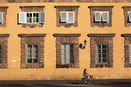 simsearch:862-05997985,k - Italy, Tuscany, Lucca. People cycling in one of the city squares in the historical centre Foto de stock - Con derechos protegidos, Código: 862-05997942