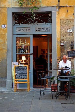 Italie, Toscane, Lucques. Un homme à l'extérieur d'un café typique Photographie de stock - Rights-Managed, Code: 862-05997962