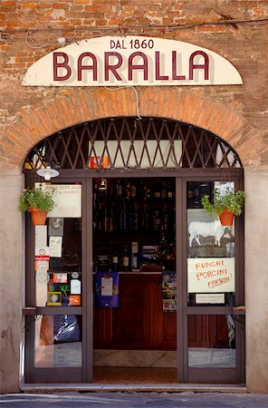 simsearch:862-05997985,k - Italy, Tuscany, Lucca. A shop facade in the historical centre Foto de stock - Con derechos protegidos, Código: 862-05997999