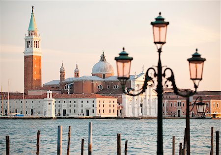 Traditional Venetian lamp with San Giorgio Maggiore in the background, Venice, Veneto region, Italy Foto de stock - Con derechos protegidos, Código: 862-05998035