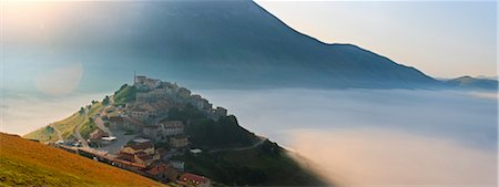 District en Italie, Ombrie, Pérouse, Monti Sibillini NP, Norcia, Castelluccio. Photographie de stock - Rights-Managed, Code: 862-05998114