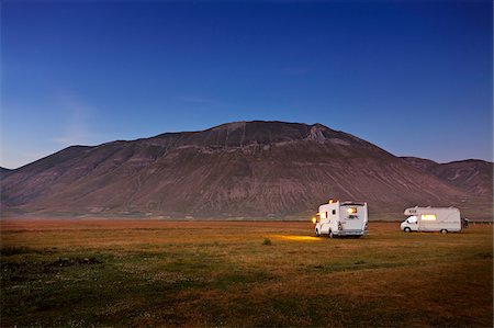 summer vacation van - District d'Italie, l'Ombrie, Pérouse, Monti Sibillini NP, Norcia, camper sous le Mont Vettore Photographie de stock - Rights-Managed, Code: 862-05998115