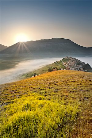 District en Italie, Ombrie, Pérouse, Monti Sibillini NP, Norcia, Castelluccio. Photographie de stock - Rights-Managed, Code: 862-05998125