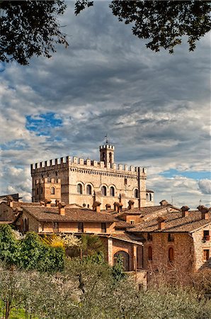 Italy, Umbria, Perugia district, Gubbio; View of Palazzo dei Consoli. Foto de stock - Con derechos protegidos, Código: 862-05998126