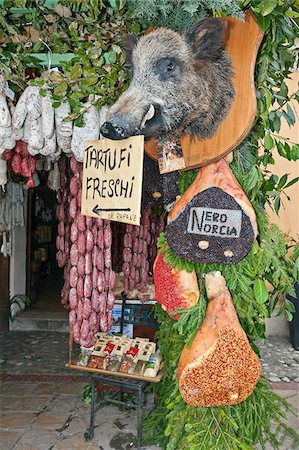 Italy, Umbria, Perugia district, Monti Sibillini National Park, Norcia, Truffles and ham at Nero di Norcia fair Foto de stock - Con derechos protegidos, Código: 862-05998154