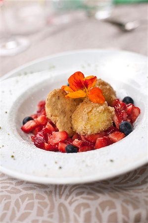 Italy, Trentino-Alto Adige, Bolzano district, South Tyrol, Fiè allo Scilliar. Sweet Canederli with Strawberry. Foto de stock - Con derechos protegidos, Código: 862-05998173