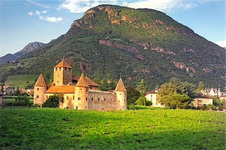 south tyrol - Italie. Trentin-Haut-Adige. District de Bolzano, Bolzano de Tyrol du Sud. Le château et le domaine viticole de la ville Photographie de stock - Rights-Managed, Code: 862-05998196