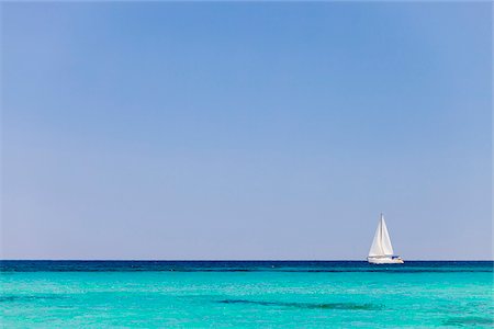 Italie, Sardaigne, Olbia-Tempo, Berchidda. Un bateau à voile dehors en mer. Photographie de stock - Rights-Managed, Code: 862-05998249