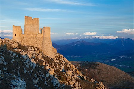 Italy, Abruzzo, Rocca Calascio. The ruins at sunset. Foto de stock - Con derechos protegidos, Código: 862-05998251