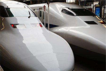 Japon, région de Kanto, Tokyo. Deux trains à grande vitesse Shinkansen a hâte de s'écarter de la gare de Tokyo. Photographie de stock - Rights-Managed, Code: 862-05998268