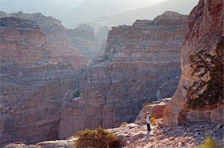 Hiking to the High Place of Sacrifice ascending through Wadi al-Mahfur and descending through Wadi Farasa Foto de stock - Con derechos protegidos, Código: 862-05998309