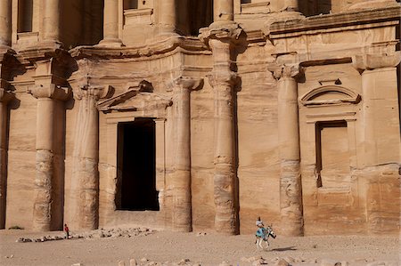 simsearch:862-05998317,k - Façade du monastère dédié au roi nabatéen, Obodas I, 1er siècle avant JC, Petra, Jordanie Photographie de stock - Rights-Managed, Code: 862-05998325