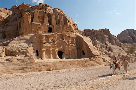 Visitors riding past Nabatean Tombs along The Siq, Petra, Jordan Fotografie stock - Rights-Managed, Codice: 862-05998329