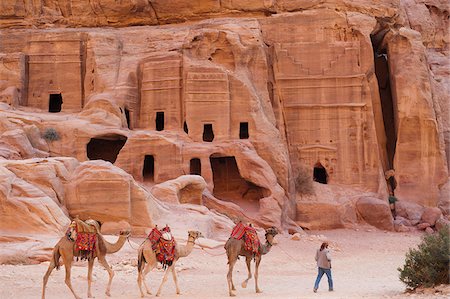 Camels and Horses riding past the Tombs and Facades of The Outer Siq, Petra, Jordan Foto de stock - Con derechos protegidos, Código: 862-05998334