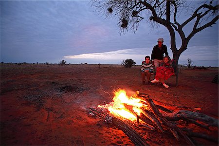 Famille réunis autour de feu de camp dans le Parc National de Tsavo East, Kenya. Photographie de stock - Rights-Managed, Code: 862-05998409