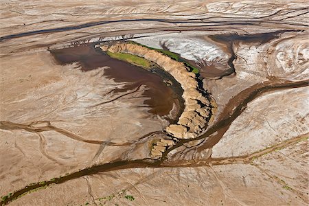 delta de río - A part of the flood plain of the highly alkaline Suguta River which meanders through the low-lying, inhospitable Suguta Valley. Foto de stock - Con derechos protegidos, Código: 862-05998434