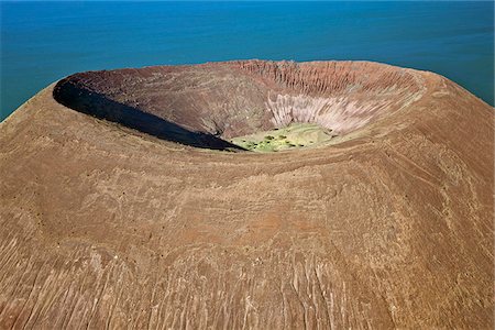 The perfectly shaped volcanic cone called Nabuyatom juts into the jade waters of Lake Turkana at the inhospitable southern end of the lake, known as Von Hohnel Bay. Foto de stock - Con derechos protegidos, Código: 862-05998448