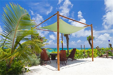 Mexique, Quintana Roo, Riviera Maya, Tulum. Un écran pare-soleil et chaises au bord de la piscine à Suenos Tulum. Photographie de stock - Rights-Managed, Code: 862-05998609