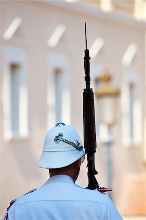 simsearch:862-05998614,k - Monagasque Soldat mit Gewehr im Dienst außerhalb der Palais Princier de Monaco, La Condamine, Port de Fontvielle, Monaco. Stockbilder - Lizenzpflichtiges, Bildnummer: 862-05998614