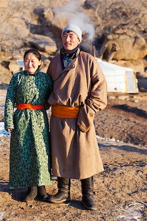 simsearch:862-05998618,k - Réserve naturelle de Mongolie, Övörkhangaï, Khungu Khan. Un couple de Nomad Placez-vous à l'extérieur de la famille ger au lever du soleil. Photographie de stock - Rights-Managed, Code: 862-05998649