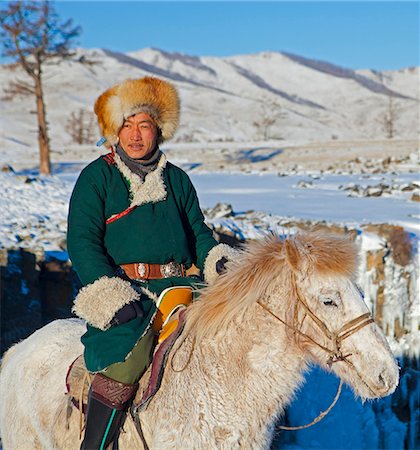 Mongolie, Övörkhangaï, Orkkhon vallée. Un homme est assis à cheval par une cascade gelée sur la rivière d'Orkhon. Photographie de stock - Rights-Managed, Code: 862-05998641