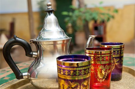 Traditional glasses and tea pot for Mint Tea, Riad Magi, Marrakech Foto de stock - Con derechos protegidos, Código: 862-05998698