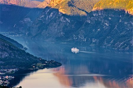 Norway, Western Fjords, Aurland Fjord, Overview of Cruise ship in fjord Foto de stock - Con derechos protegidos, Código: 862-05998747