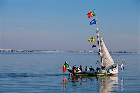 simsearch:862-05998894,k - Traditional boat at river Tagus, Lisbon, Portugal Foto de stock - Con derechos protegidos, Código: 862-05998898