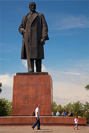 Sakhaline, Ioujno-Sakhalinsk, Russie ; Le plus grand encore debout monument Lénine dans le centre ville Photographie de stock - Rights-Managed, Code: 862-05999000