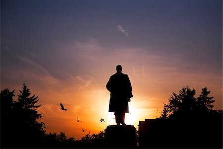 Sakhaline, Ioujno-Sakhaline (Russie) ; Silhouette d'un monument à Lénine dans la ville principale Photographie de stock - Rights-Managed, Code: 862-05999021