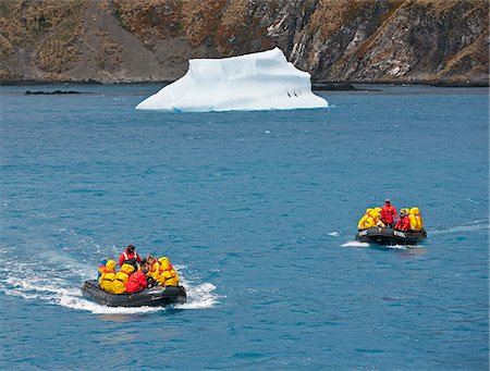 simsearch:862-05999074,k - Canots pneumatiques Zodiac, laissant la baleine Bay pour l'expédition navire Ocean Nova. Photographie de stock - Rights-Managed, Code: 862-05999086