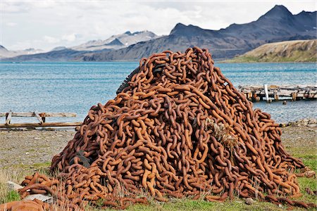 south sandwich islands - A massive pile of rusting anchor chain   a relic from the days when Grytviken was South Georgia s longest running whaling station, operating from 1904 until it closed in 1965. In its heyday, it employed 300 men, mostly Norwegian. Fotografie stock - Rights-Managed, Codice: 862-05999108