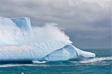 south sandwich islands - A tabular iceberg in rough seas off Cumberland Bay in South Georgia. Fotografie stock - Rights-Managed, Codice: 862-05999103