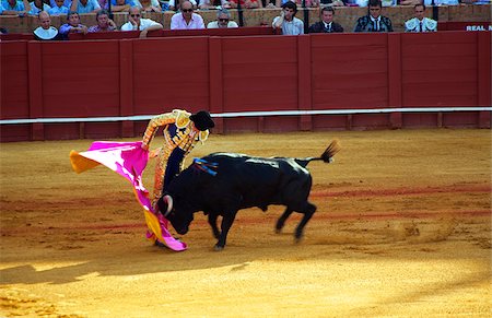 simsearch:862-05999153,k - Espagne, Andalousie, Séville. Un toréador pendant le combat de taureau dans l'arène plus ancienne dans le monde « La Maestranza » au centre-ville de Séville Photographie de stock - Rights-Managed, Code: 862-05999159