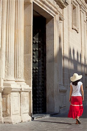 seville - Espagne, Andalousie, Séville. Jeune femme marchant près de la cathédrale. Photographie de stock - Rights-Managed, Code: 862-05999152